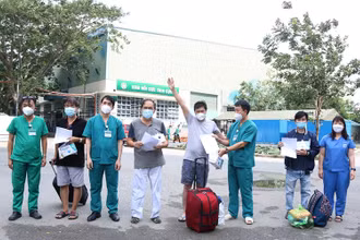 8 bệnh nhân được xuất viện hôm nay. (Ảnh: BVCC)