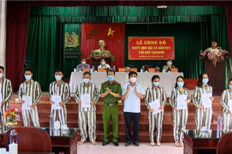 Lễ công bố Quyết định đặc xá năm 2021 của Chủ tịch nước cho phạm nhân tại trại Ninh Khánh. Ảnh: Đài Phát thanh và Truyền hình Ninh Bình. 