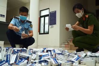 Thuốc điều trị Covid-19 chưa được kiểm định chất lượng bị cơ quan chức năng phát hiện và thu giữ.