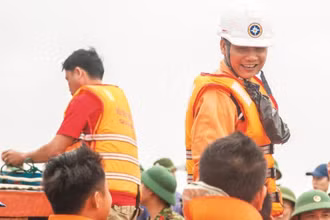 Thuyền viên Trần Văn Khôi xung phong lên tàu cá cùng ngư dân để tiếp cận tàu bị nạn. (Ảnh: VMRCC)