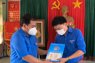 Phó Bí thư Tỉnh đoàn Quảng Ngãi Lê Văn Vin trao Huy hiệu Tuổi trẻ dũng cảm tặng Bí thư Đoàn xã Tịnh Trà Lê Khánh Hòa.