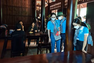 Du khách khám phá vùng đất Củ Chi trong chuyến về nguồn “Hành trình về vùng Đất Thép”. (Ảnh: THU NGUYỆT)