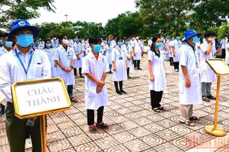 Sinh viên Trường Đại học Y dược Cần Thơ trước giờ lên đường.(Ảnh: THANH TÂM) 