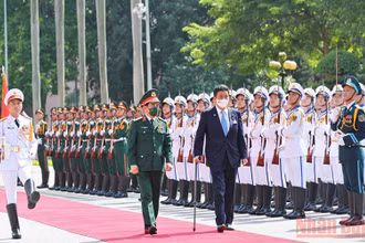 Bộ trưởng Quốc phòng Phan Văn Giang và Bộ trưởng Quốc phòng Nhật Bản Kishi Nobuo duyệt đội danh dự. (Ảnh: Thái Hưng)