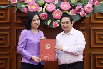 Thủ tướng Phạm Minh Chính trao Quyết định bổ nhiệm Tổng Giám đốc TTXVN cho bà Vũ Việt Trang. (Ảnh: TTXVN)