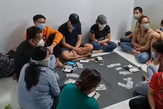 Các đối tượng bị tạm giữ cùng tang vật của vụ việc.