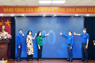 Phát động chương trình “Cùng em học trực tuyến”.