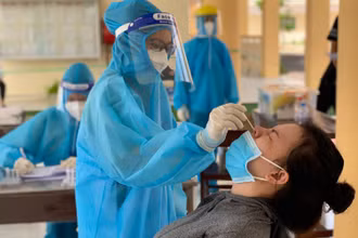 Lấy mẫu xét nghiệm Covid-19 cho người dân ở phường Lê Bình, quận Cái Răng, TP Cần Thơ. (Ảnh: Thanh Tâm)