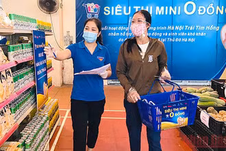 Đoàn viên, thanh niên tình nguyện hỗ trợ người dân chọn hàng tại “Siêu thị mini 0 đồng” thị xã Sơn Tây.