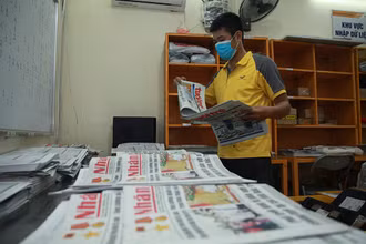 Nhân viên Bưu điện Việt Nam thực hiện khai thác, chia chọn báo trước khi đi phát. Ảnh: Vietnam Post.