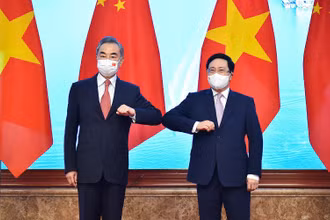 Phó Thủ tướng Thường trực Phạm Bình Minh và Ủy viên Quốc vụ, Bộ trưởng Ngoại giao Trung Quốc Vương Nghị dự Phiên họp lần thứ 13 Ủy ban chỉ đạo hợp tác song phương Việt Nam - Trung Quốc. (Ảnh: Thế giới và Việt Nam)