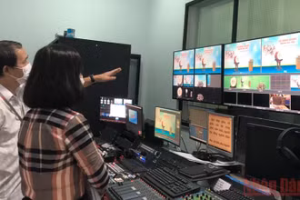 Lãnh đạo Sở Giáo dục và Đào tạo tỉnh Đồng Nai kiểm tra việc phối hợp ghi hình phục vụ việc học qua truyền hình.