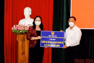 Phó Chủ tịch nước Võ Thị Ánh Xuân trao tặng thiết bị y tế cho tỉnh An Giang.