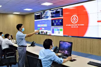Phó Giám đốc Sở Thông tin và Truyền thông tỉnh Đắk Lắk Trần Văn Hiền kiểm tra vận hành hệ thống các dịch vụ đô thị thông minh tỉnh Đắk Lắk.