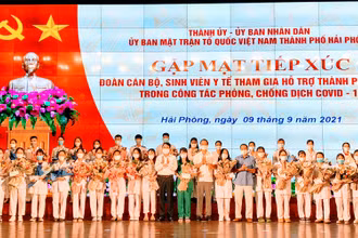 Lãnh đạo thành phố Hải Phòng gặp mặt, động viên đoàn các bộ y tế lên đường hỗ trợ Hà Nội chống dịch.