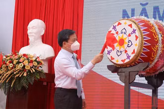 Bí thư Tỉnh ủy Bến Tre Lê Đức Thọ đánh trống khai giảng năm học mới.
