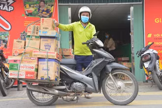 Đội ngũ shipper giúp các doanh nghiệp cung ứng hàng hoá thiết yếu tới người tiêu dùng. 