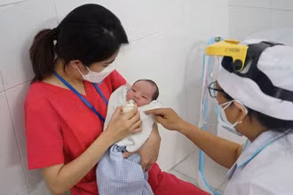 Chăm sóc trẻ vắng mẹ do mắc Covid-19 tại Trung tâm H.O.P.E, TP Hồ Chí Minh (Ảnh: Phương Hằng).