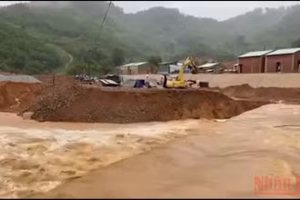 Mưa lũ làm sạt lở tại xã Phước Kim, huyện Phước Sơn, Quảng Nam. (Ảnh: QUỐC VIỆT).