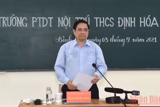 Thủ tướng Phạm Minh Chính đã tới thăm, động viên thầy và trò Trường Phổ thông Dân tộc nội trú THCS Định Hóa, tỉnh Thái Nguyên. (Ảnh: TRẦN HẢI)
