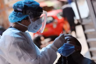 Lấy mẫu xét nghiệm Covid-19 tại Bogota, Colombia, tháng 12/2020. (Ảnh: Reuters)