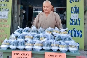 Anh Vũ Quốc Cường đã cùng gia đình và bạn bè hỗ trợ tuyến đầu chống dịch từ khi dịch bệnh bùng phát. (Nguồn: VGP)