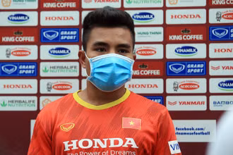 Tiền đạo Hồ Thanh Minh trả lời phỏng vấn trước buổi tập. (Ảnh: VFF)