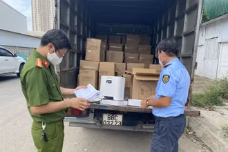 Lực lượng liên ngành thu giữ hàng trăm máy tạo oxy nhập lậu.