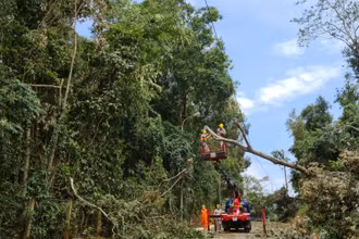 Công nhân Điện lực Điện Biên khắc phục sự cố tại địa bàn xã Pá Khoang, thành phố Điện Biên Phủ.