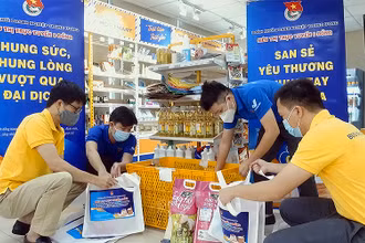 Đoàn viên, thanh niên Khối Doanh nghiệp Trung ương đóng gói nhu yếu phẩm từ “Siêu thị trực tuyến 0 đồng” để chuyển tặng người dân có hoàn cảnh khó khăn.