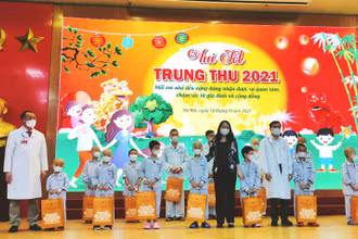 Phó Chủ tịch nước Võ Thị Ánh Xuân cùng đại diện lãnh đạo Bộ Y tế, Viện Huyết học - Truyền máu Trung ương trao quà tặng các bệnh nhi.