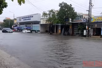 Mưa lớn gây ngập nhiều tuyến đường nội thị TP Tam Kỳ.