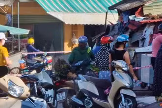 Người dân tụ tập mua bán hàng hóa tại khu vực chợ Ga Nam Lý, TP Đồng Hới.