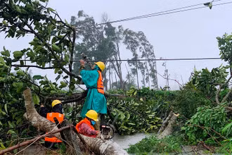 Điện lực các địa phương ở miền trung- Tây Nguyên huy động lực lượng khắc phục sự cố do mưa bão, sớm cấp điện trở lại