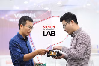 Kỹ sư của Viettel thực hiện đo kiểm chất lượng mạng 5G.