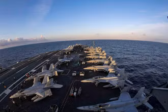 Máy bay đỗ trên hàng không mẫu hạm USS Abraham Lincoln (CVN 72). (Ảnh: Hải quân Mỹ)