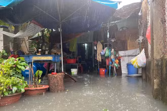 Nước mưa làm ngập hàng chục hộ dân khu vực tổ 26,27 phường Thanh Khê Tây.