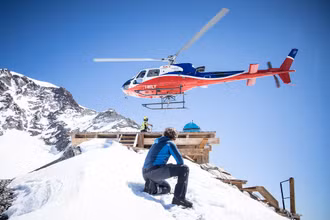 Các nhà khoa học chuẩn bị thu thập lõi băng từ sông băng Colle Gnifetti trên dãy Alps. vào tháng 6/2021. Ảnh: Reuters,