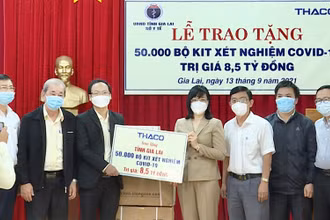 Bà Nguyễn Thị Thanh Lịch (phải) Phó Chủ tịch UBND tỉnh tiếp nhận quà tặng từ THACO.
