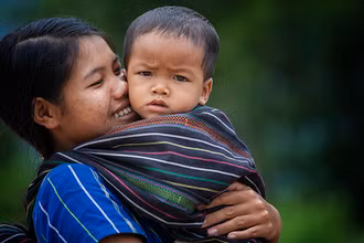 Em bé K'Ho bên mẹ (xã Rô Men, huyện Đam Rông, Lâm Đồng). (Ảnh: Nguyễn Minh Đức)