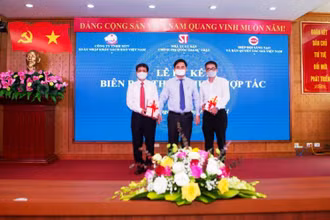 Đại diện các đơn vị tại buổi ký kết hợp tác.