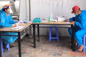 Nguyễn Văn Chiệu (bên phải) khai nhận hành vi vi phạm.