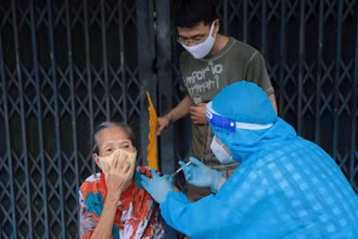 Tiêm vaccine cho người cao tuổi tại quận 7, TP Hồ Chí Minh.