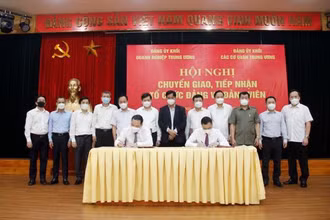 Lễ ký biên bản bàn giao hồ sơ đảng viên.