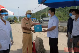 Chủ tịch UBND tỉnh Phú Yên Trần Hữu Thế trao tặng điện thoại thông minh do Viettel tài trợ phục vụ khai báo y tế bằng mã QRCode tại các chốt kiểm soát dịch Covid-19.