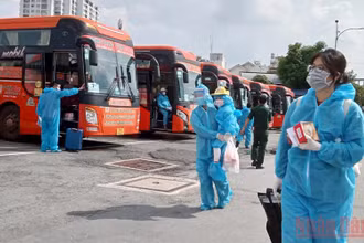 Người dân tỉnh Phú Yên chuẩn bị lên xe về quê chiều 30/9 tại bến xe Miền Đông.