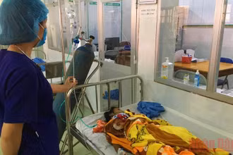 Bệnh nhi bị ngộ độc nấm đang được điều trị ở Bệnh viện đa khoa huyện Minh Hóa.