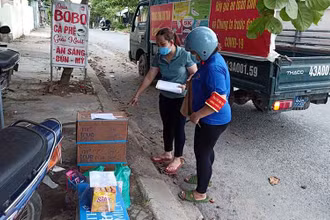 Xếp hàng chờ tới lượt đi chợ hộ