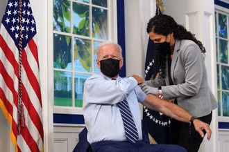 Tổng thống Mỹ Joe Biden tiêm mũi vaccine ngừa Covid-19 tăng cường tại Nhà trắng, ngày 27/9. (Ảnh: Reuters)