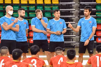 HLV Phạm Minh Giang và các cộng sự đã có phương án cho trận đấu quan trọng với đội tuyển futsal Panama. (Ảnh: VFF)